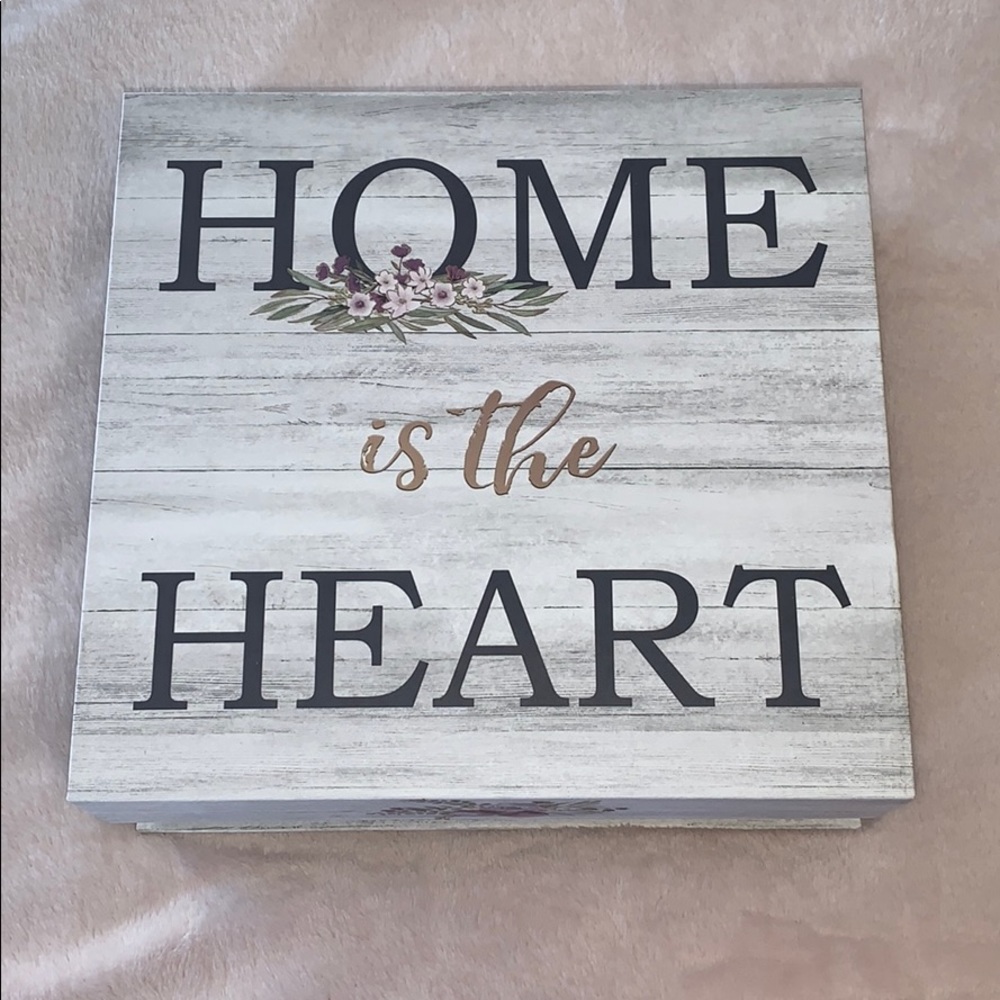 Decorative Box with magnetic closing lid.